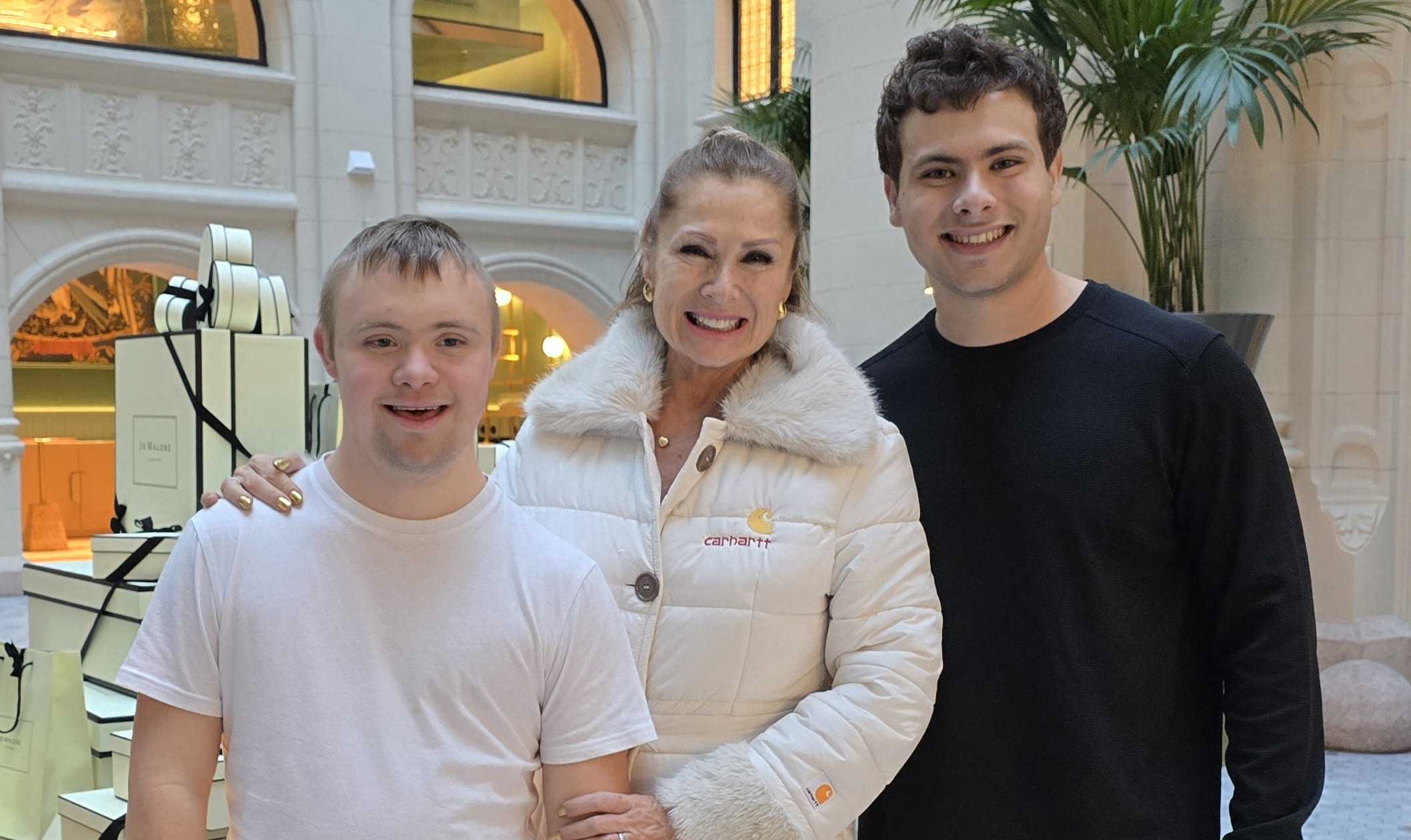 Leticia Calderon Budapesten ünnepli a fiai születésnapját